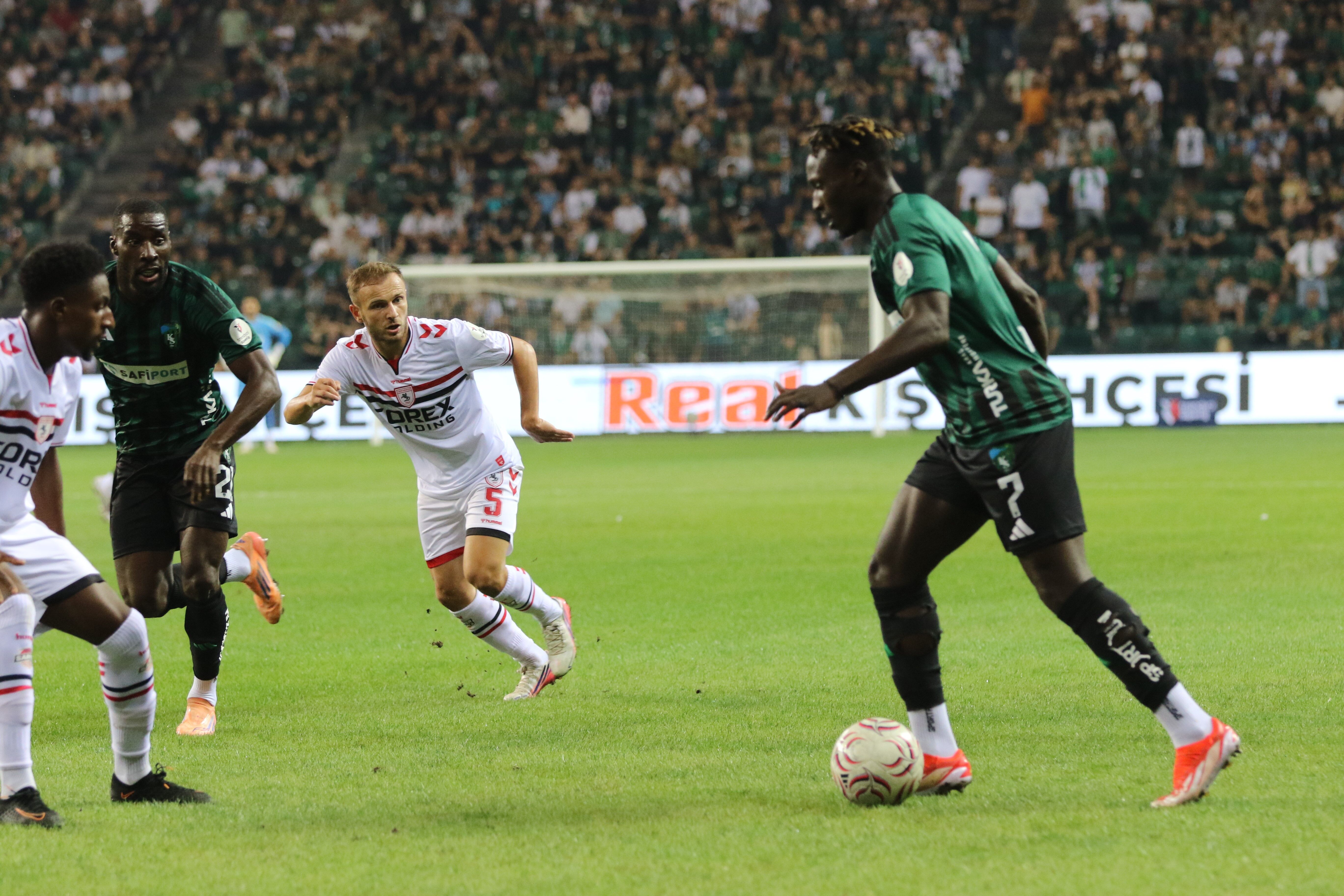 Samsunspor Haber: Samsunspor direğe takıldı! Kocaelispor ilk yarıyı önde kapattı