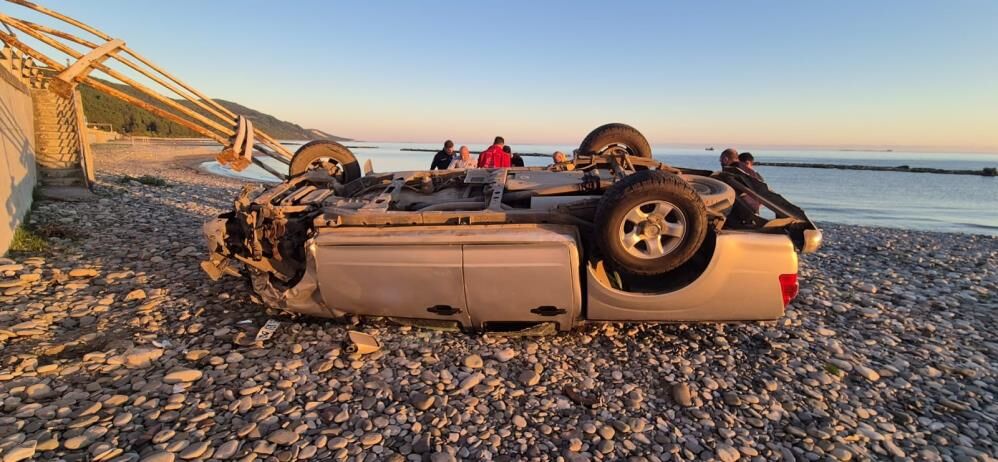 Samsun’da korku dolu anlar! Pikap halk plajına uçtu