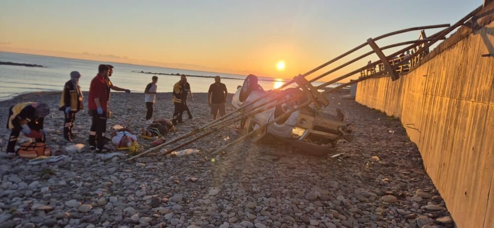 Samsun’da korku dolu anlar! Pikap halk plajına uçtu