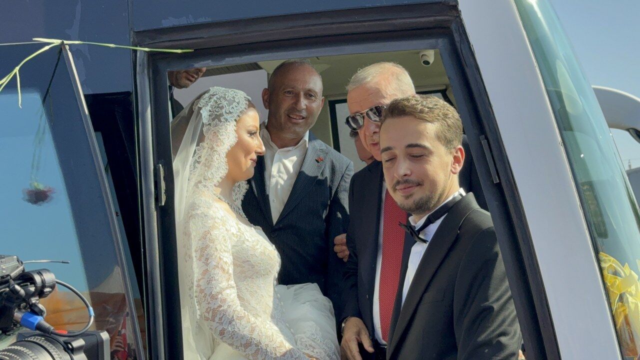 samsun haber Gelinlik ve damatlıkla Cumhurbaşkanı Erdoğan’ı beklediler! Samsun’da unutulmaz an