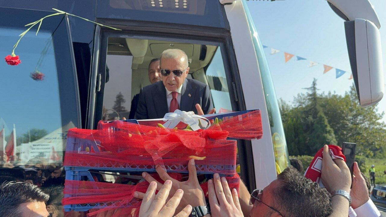 samsun haber Gelinlik ve damatlıkla Cumhurbaşkanı Erdoğan’ı beklediler! Samsun’da unutulmaz an