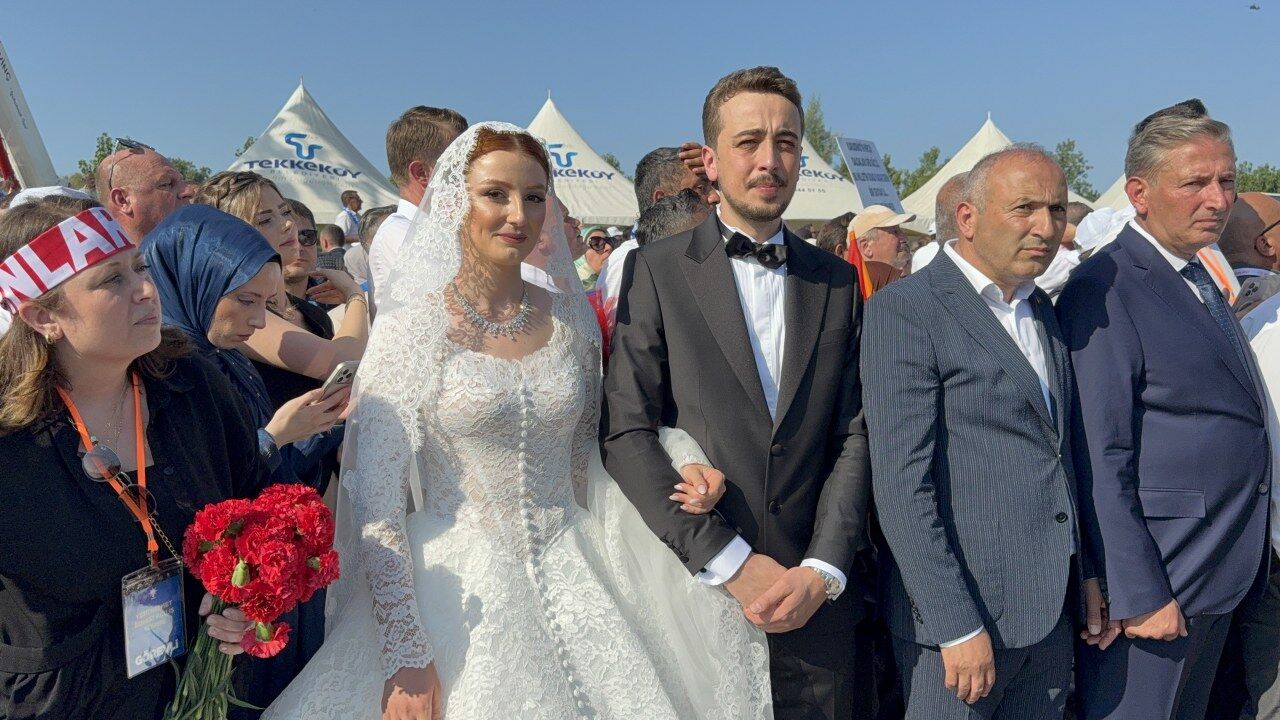 samsun haber Gelinlik ve damatlıkla Cumhurbaşkanı Erdoğan’ı beklediler! Samsun’da unutulmaz an