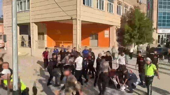 Manisa'da okula silahlı saldırı! Yaralı öğrenciler var