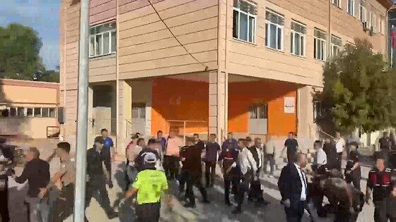 Manisa'da okula silahlı saldırı! Yaralı öğrenciler var