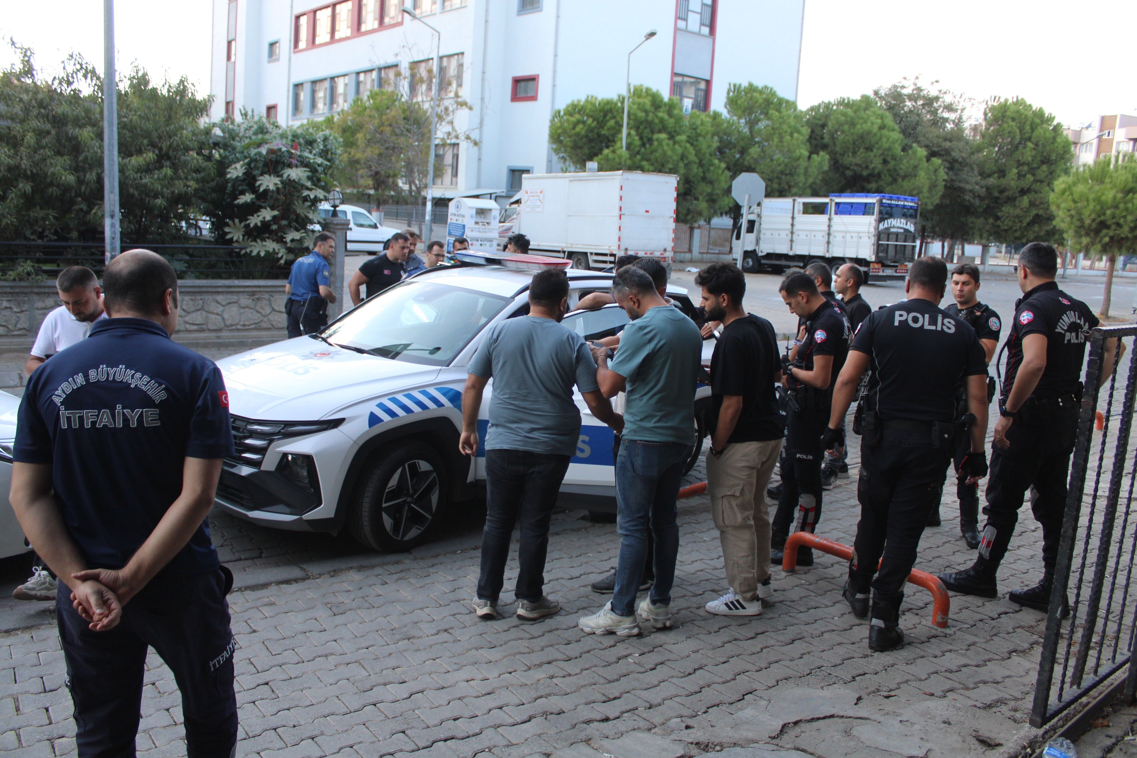 Lise önünde silah paniği! Aracın altına gizlenmiş bulundu