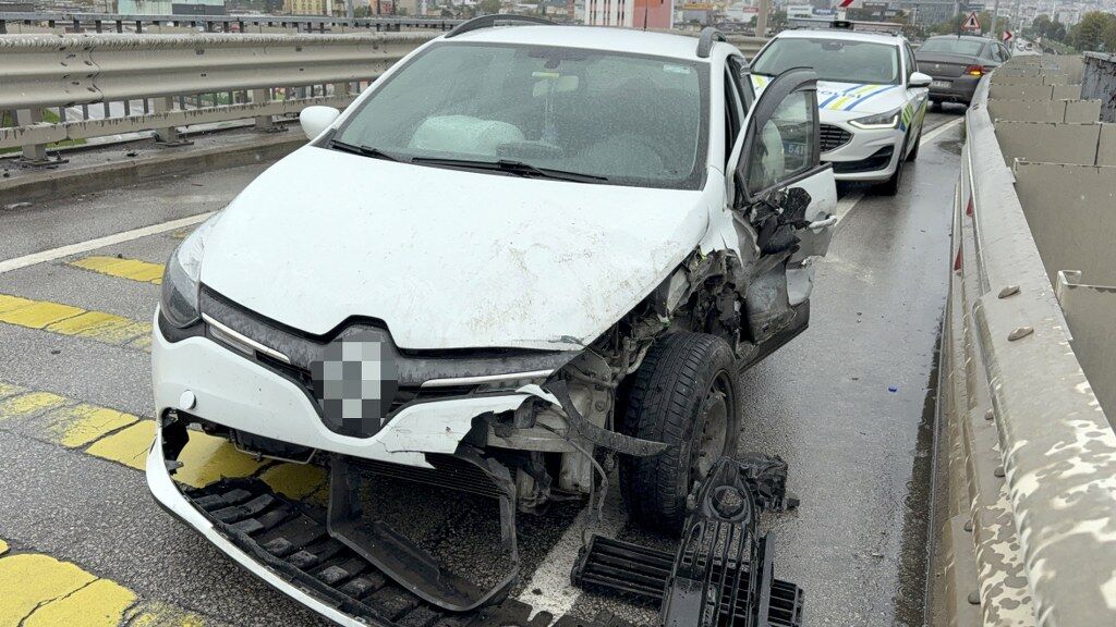 SAMSUN HABER Samsun’da viyadükte kaza! İki otomobil çarpıştı