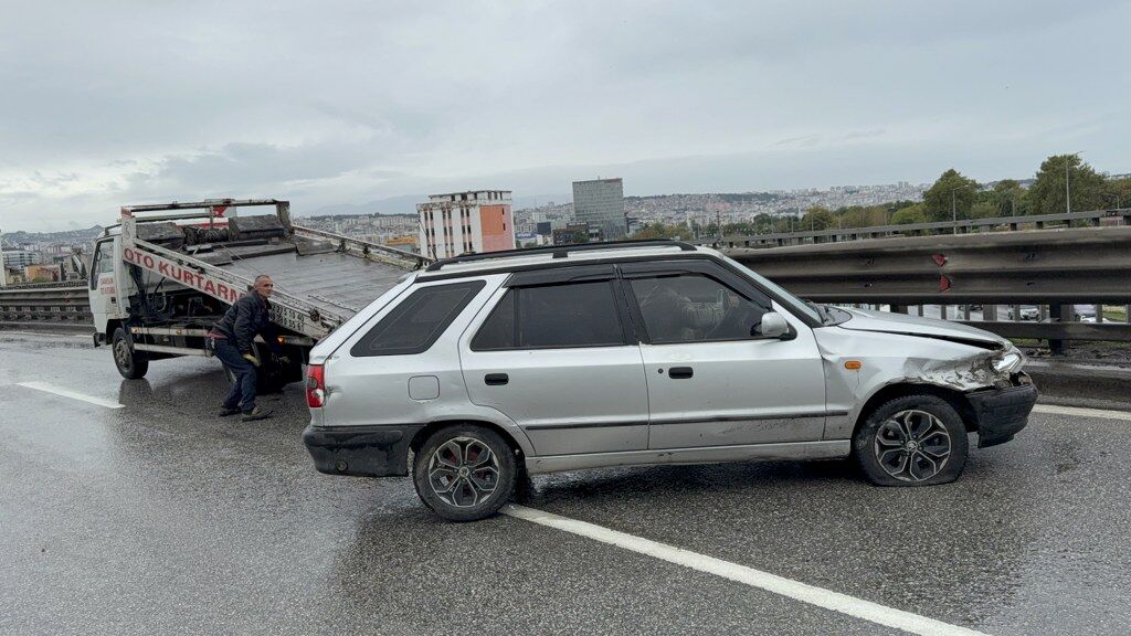 Samsun’da viyadükte kaza! İki otomobil çarpıştı