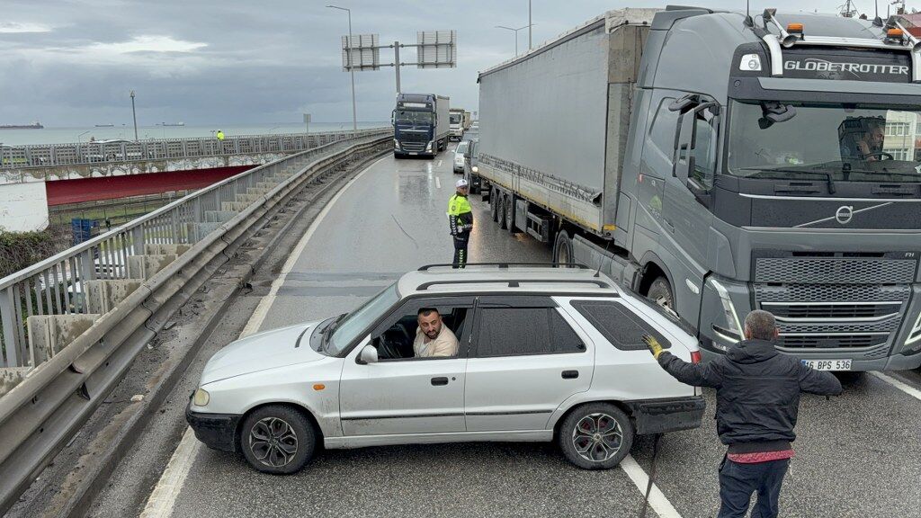 Samsun’da viyadükte kaza! İki otomobil çarpıştı