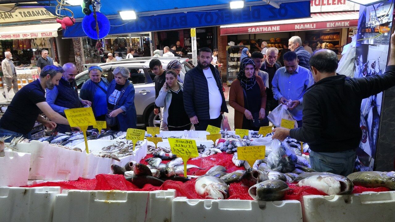 Samsun’da palamut bereketi! Almak için kuyruğa girdiler