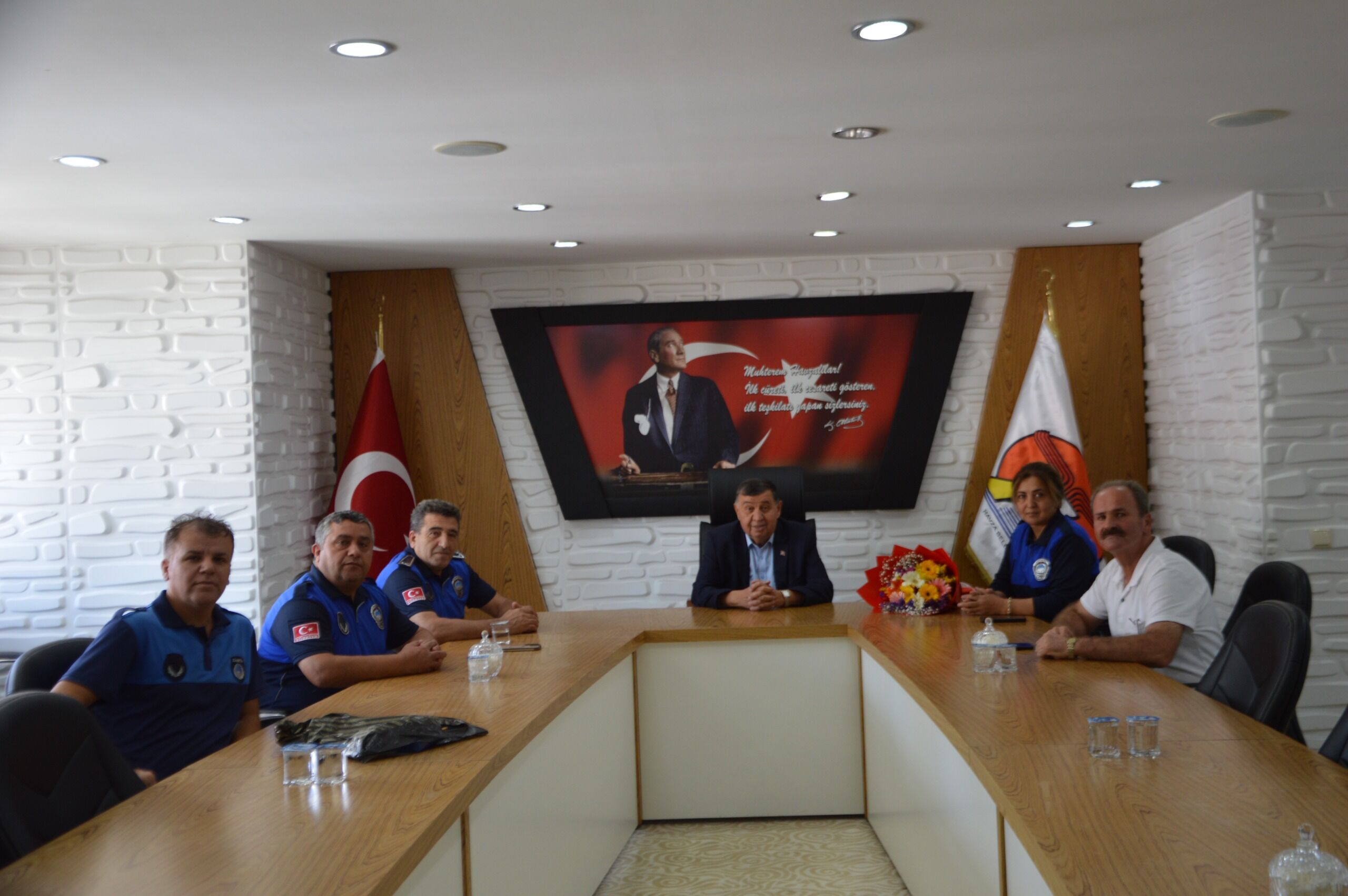 Samsun Haber: Başkan İkiz’den zabıta personeline çiçekli kutlama