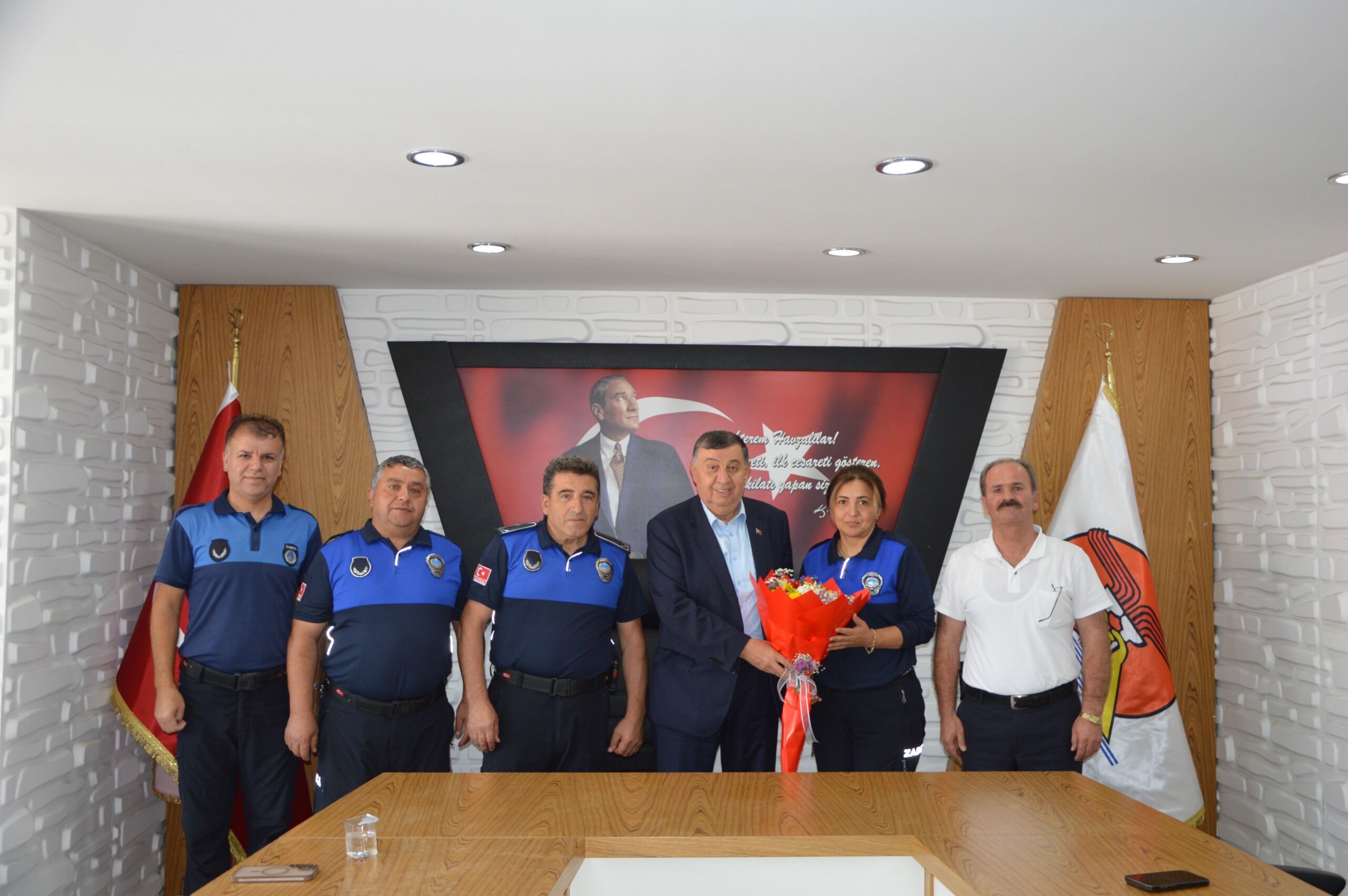 Samsun Haber: Başkan İkiz’den zabıta personeline çiçekli kutlama
