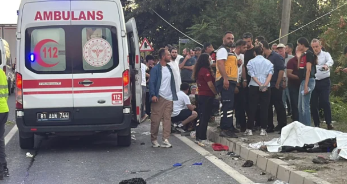 Fındık işçilerini taşıyan araçla tır çarpıştı! Çok sayıda ölü yaralı var