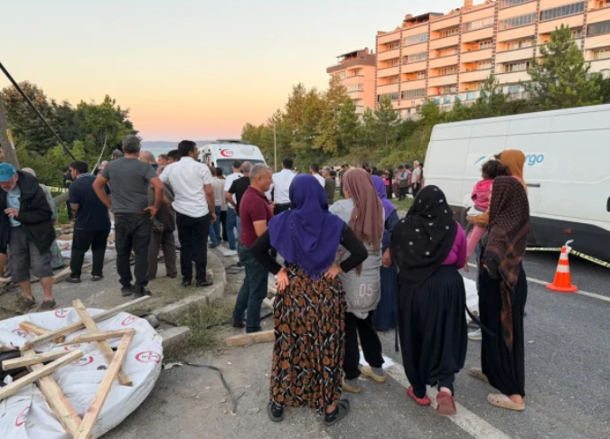 Fındık işçilerini taşıyan araçla tır çarpıştı! Çok sayıda ölü yaralı var