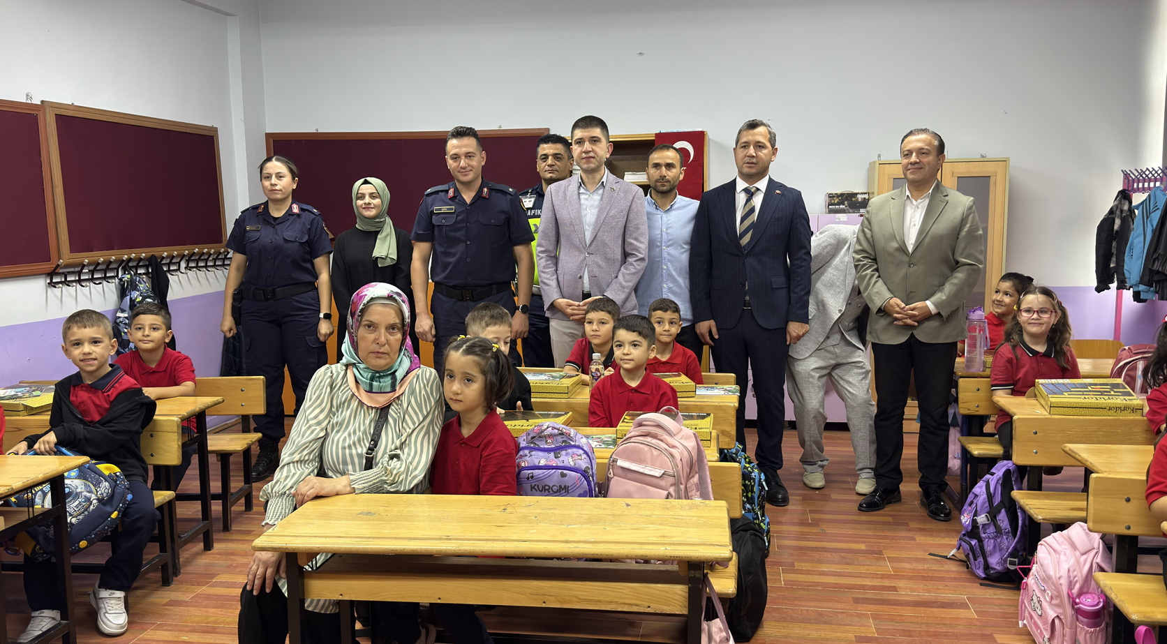Samsun Haber: Samsun’da yürekleri ısıtan an! Şehit kızı Zeynep’i okula jandarma götürdü