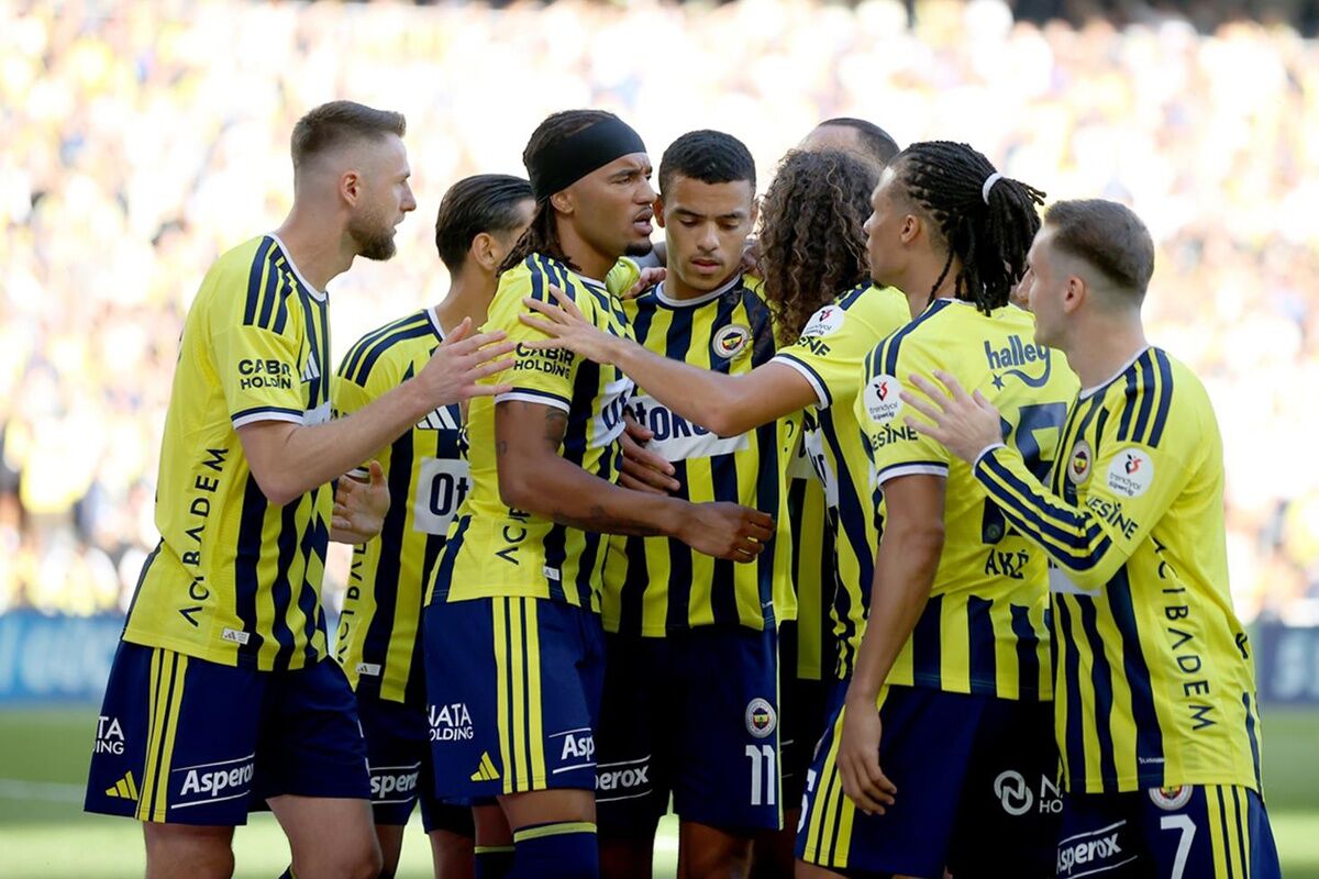 Fenerbahceye Fifadan 3 Donem Transfer Yasagi Getirildi