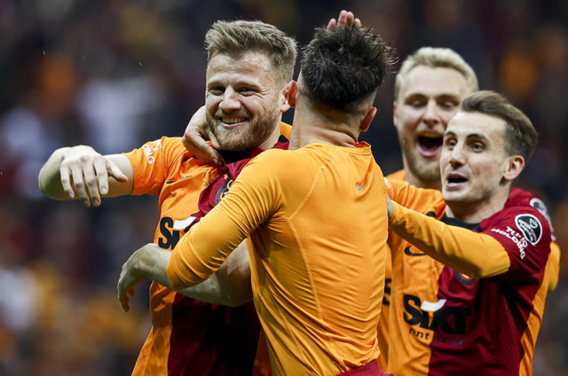 Galatasarayin Eski Yildizi 33 81059451 3907 1 M