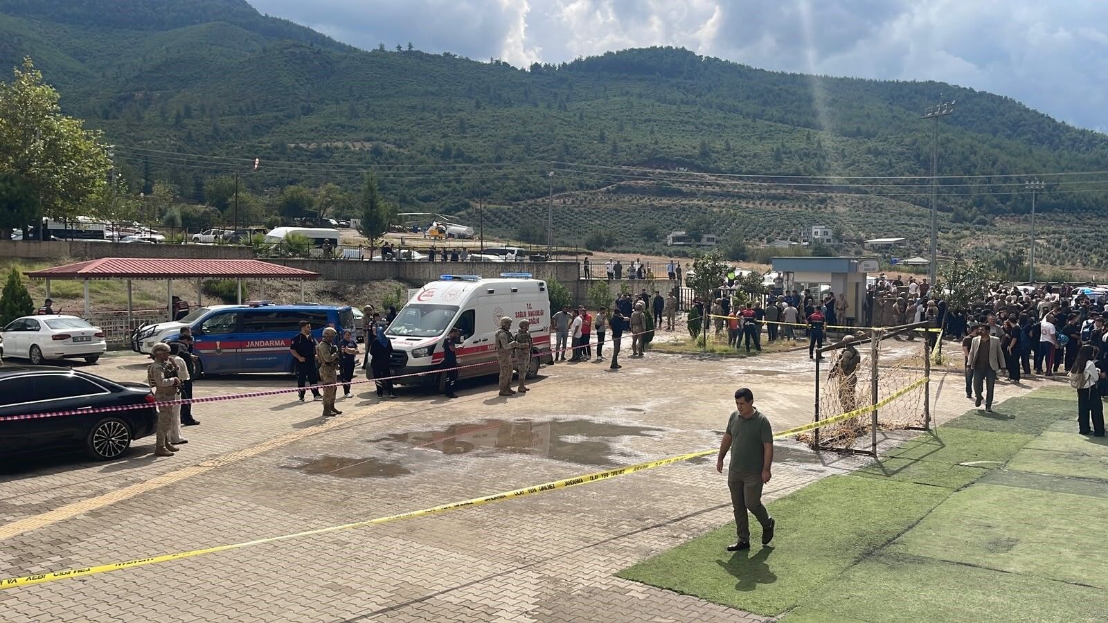 Lisede korku dolu anlar! Silahla vurulan öğretmen öldü