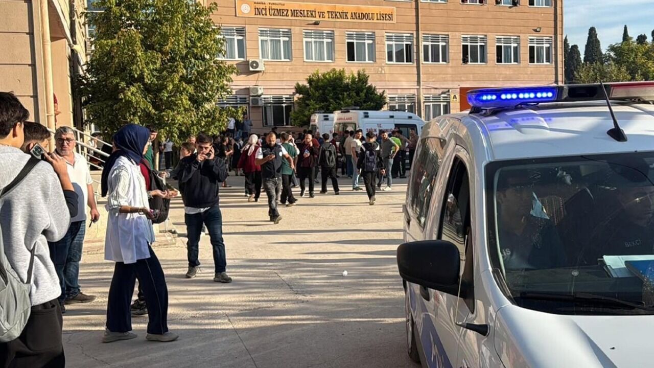 Manisada Okula Silahli Saldiri Yarali Ogrenciler 20259224 2032 Amp 1280X720