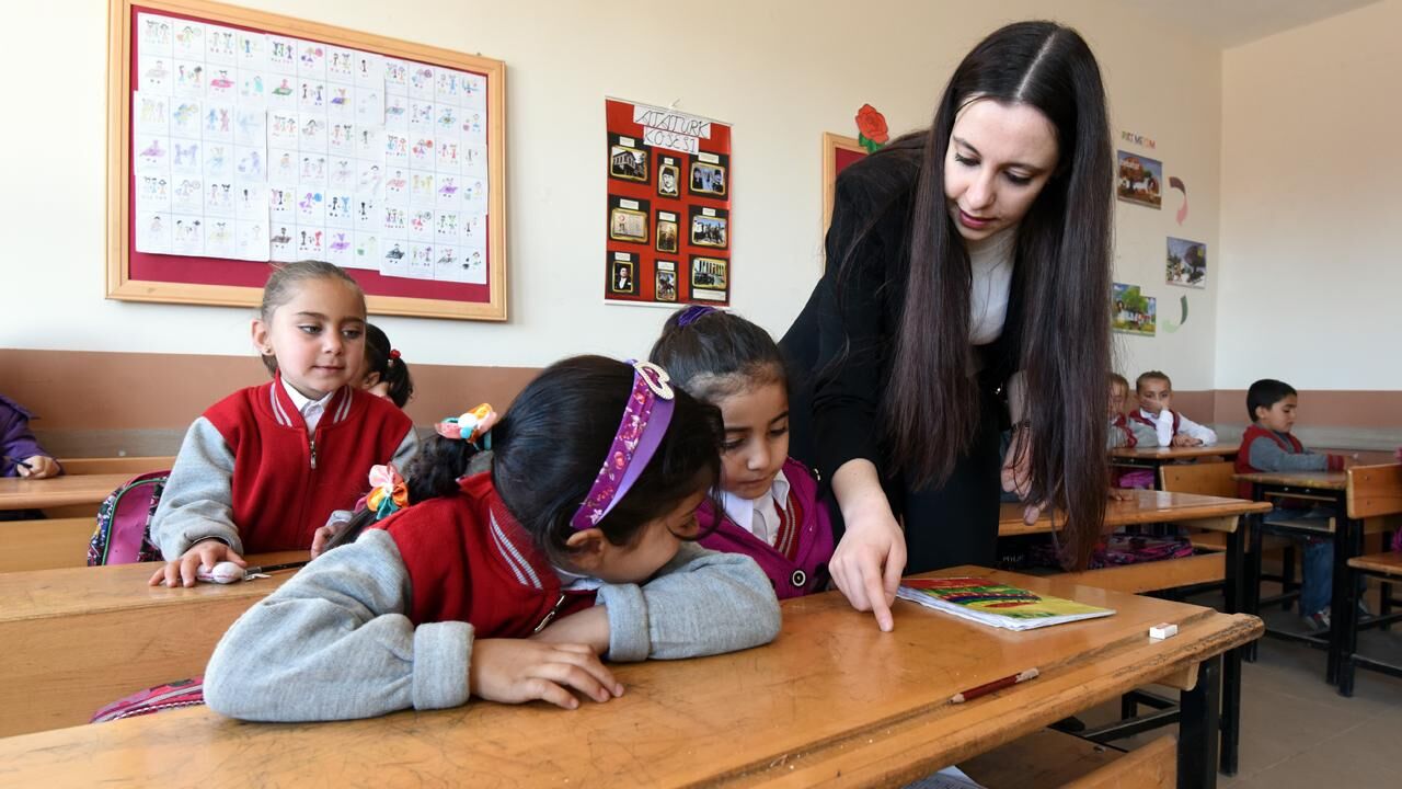 Öğretmenlerin artık bu kıyafetleri giymesi yasak!