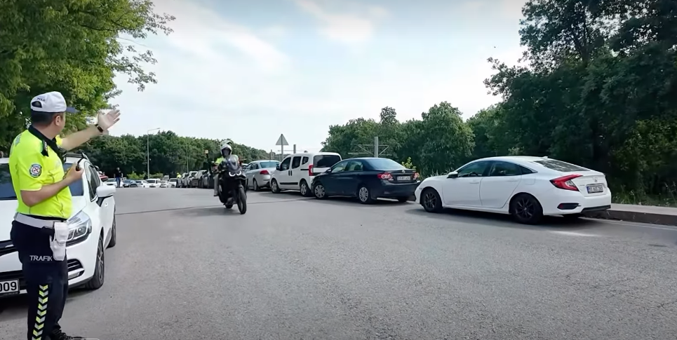 samsun haber Samsun'da sınav heyecanına ortak oldular! Polis ekipleri imdada yetişti