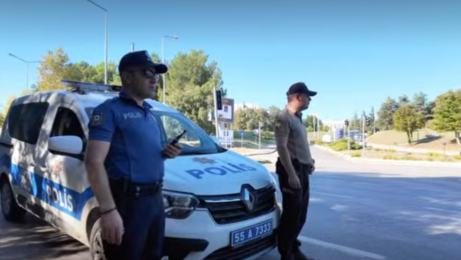 samsun haber Samsun'da sınav heyecanına ortak oldular! Polis ekipleri imdada yetişti