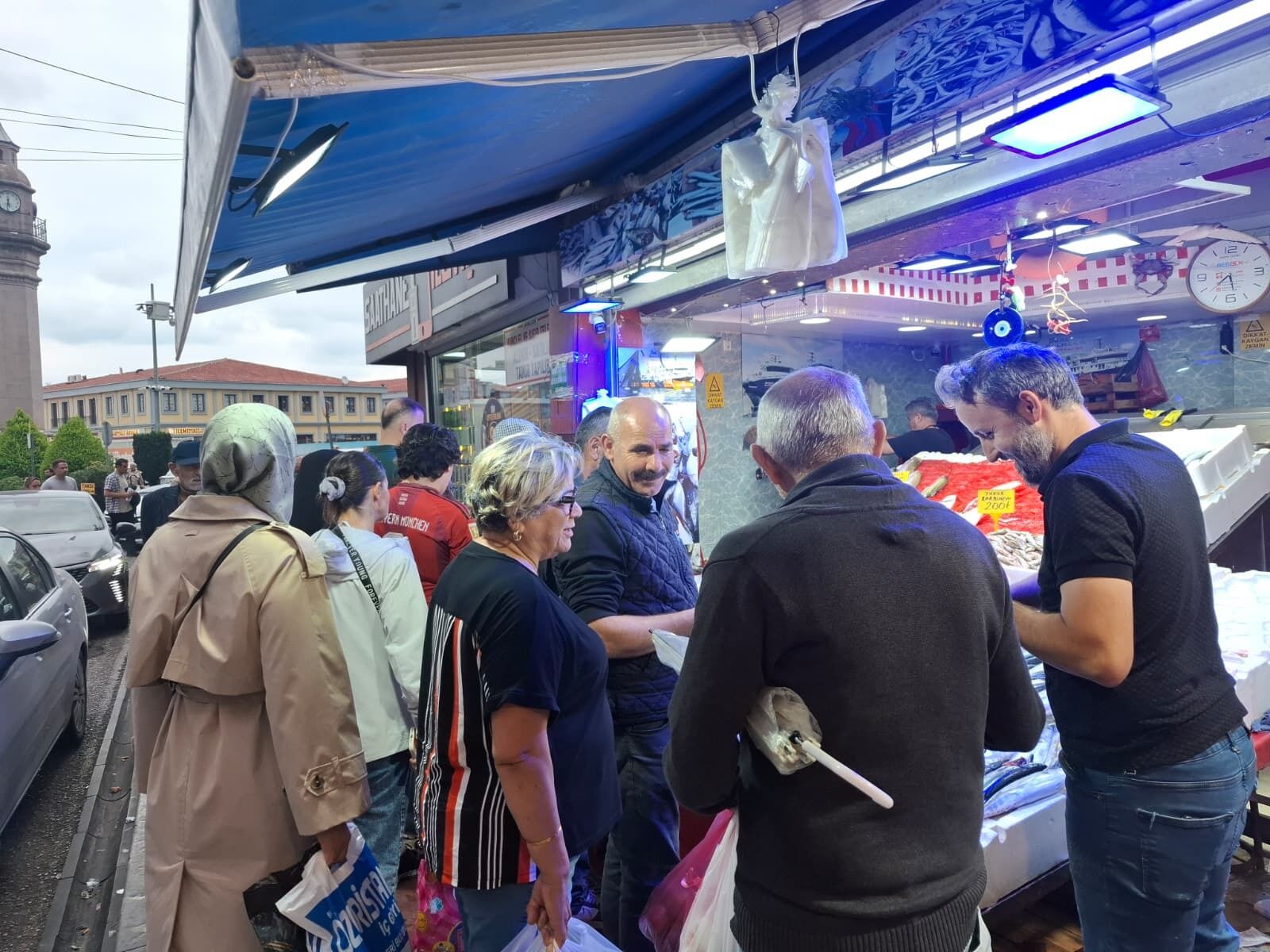samsun haber Samsun’da balıkçı tezgahlarında akşam yoğunluğu