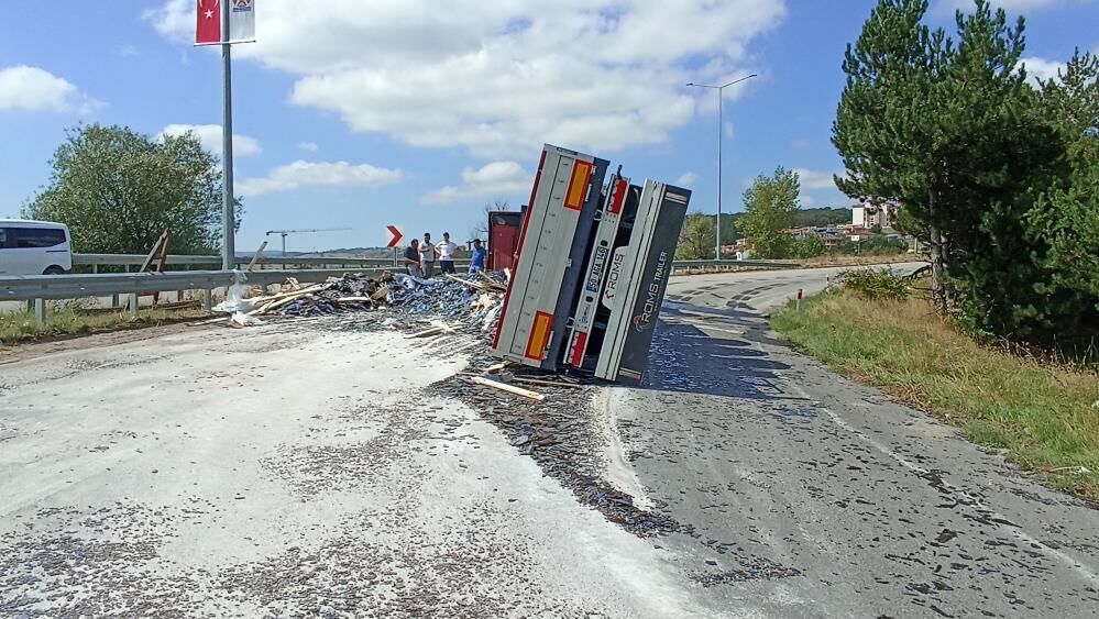 Samsun Haber: Samsun’da cam yüklü tır devrildi! Yol kapandı
