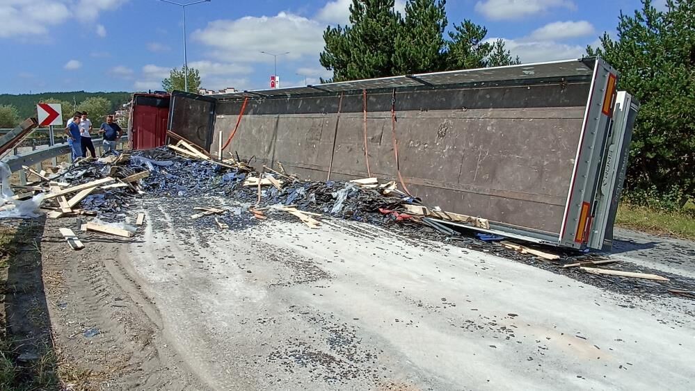 Samsun Haber: Samsun’da cam yüklü tır devrildi! Yol kapandı