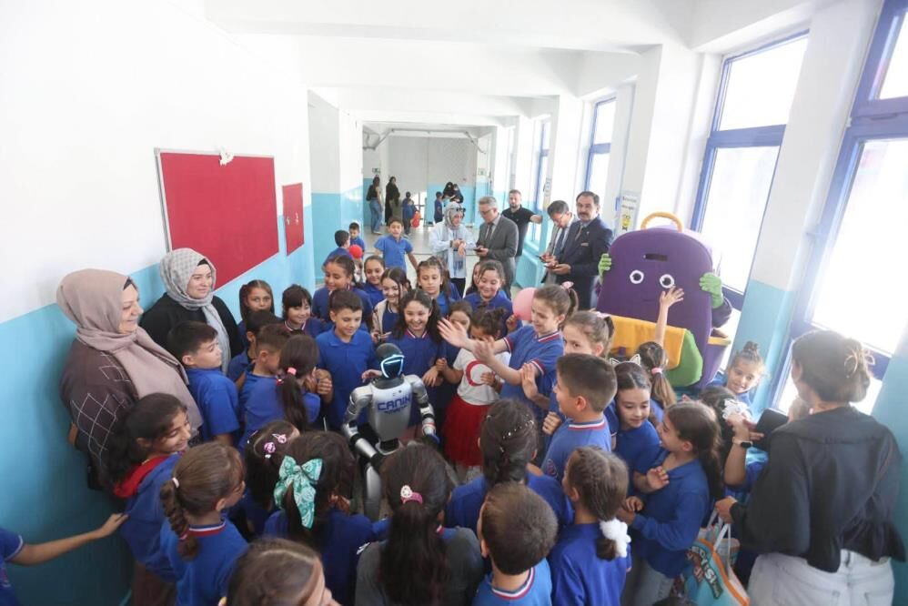 Samsun Haber: Samsun’da insansı robot CANİKMAN öğrencilerle buluştu
