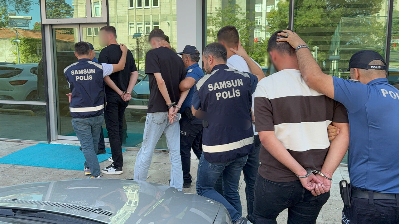 samsun haber:  Samsun'da taksinin yolunu kesip, yolcuyu darp ettiler 