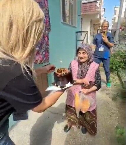 Samsun Haber: Samsun’da yüzleri güldüren sürpriz! Kapısını pasta ile çaldılar