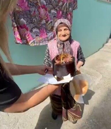 Samsun Haber: Samsun’da yüzleri güldüren sürpriz! Kapısını pasta ile çaldılar