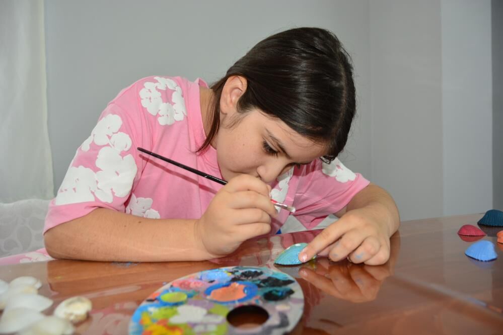 Samsun Haber: Samsunlu minik Elif Zehra deniz kabuklarını sanata dönüştürüyor