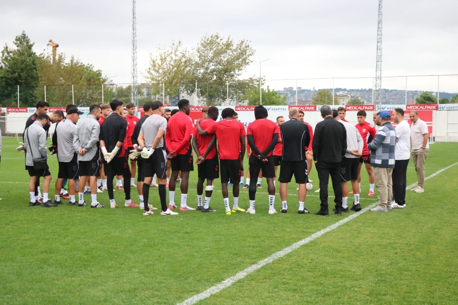 Samsunspor Haber: Samsunspor’da kritik buluşma: Taraftarlar takımla görüştü
