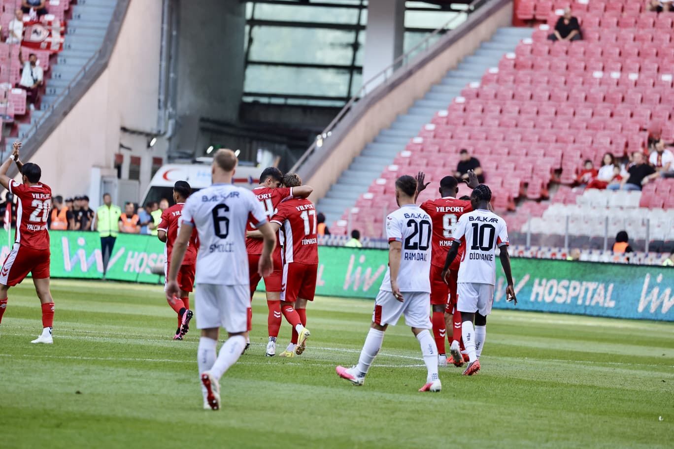 Samsunspor Haber. Samsunspor evinde dağıldı! Çorum FK'dan 5 gollü darbe
