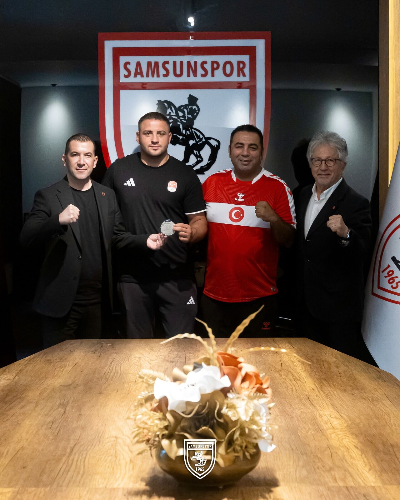 Samsunspor Haber: Samsunsporlu boksörden büyük gurur! Berat Acar’a gurur ödülü