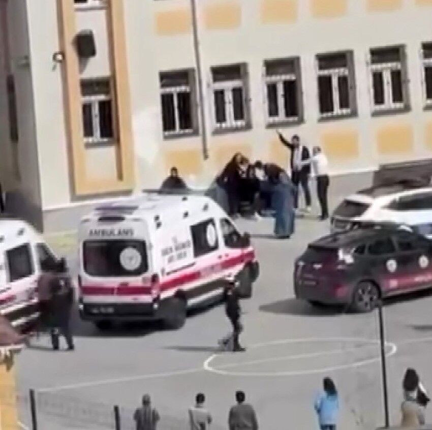 Esenyurt’ta lisede bıçaklı kavga! Yaralılar var