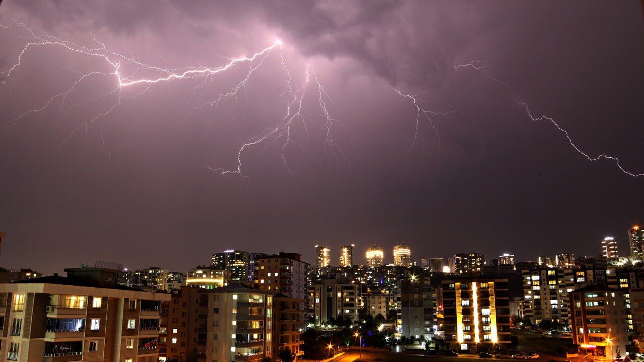 Samsun'da gök gürültülü sağanak etkili oldu!