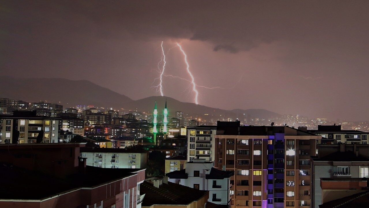 Samsun'da gök gürültülü sağanak etkili oldu!