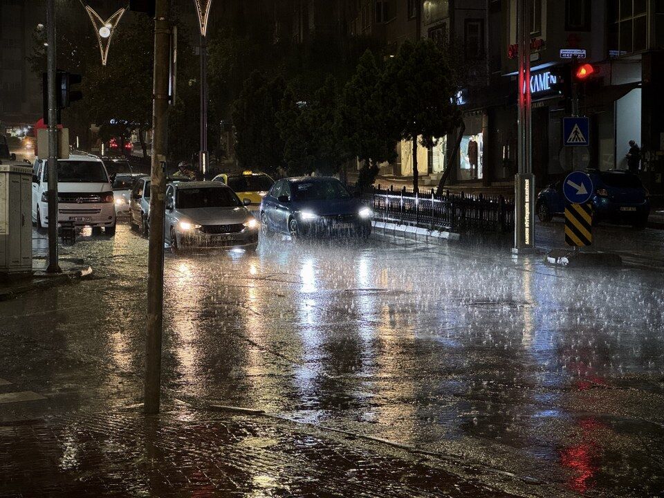 Samsun'da gök gürültülü sağanak etkili oldu!