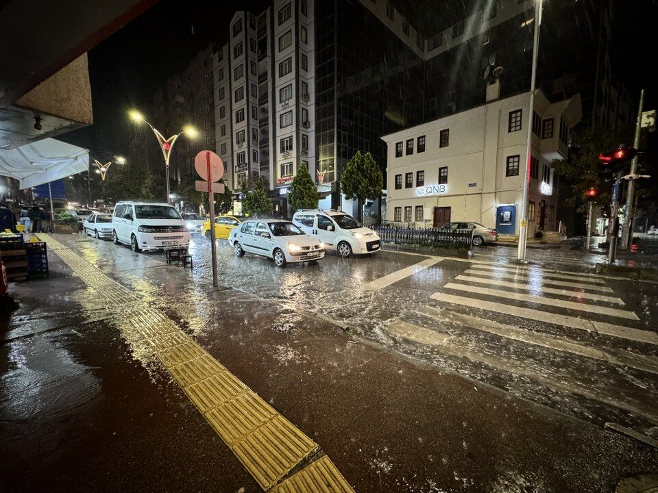 Samsun'da gök gürültülü sağanak etkili oldu!