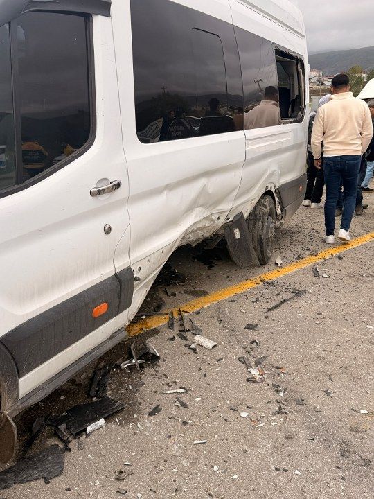 Samsun’da minibüs ile otomobil çarpıştı: 2 yaralı