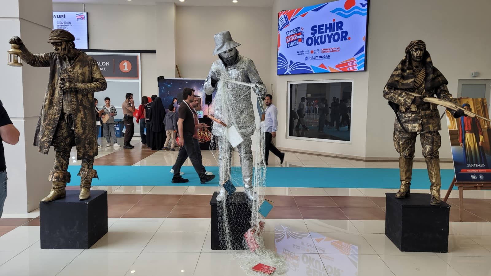 Samsun Haber: Samsun Kitap Fuarı’nda heykel sandılar, gerçek bambaşka çıktı!