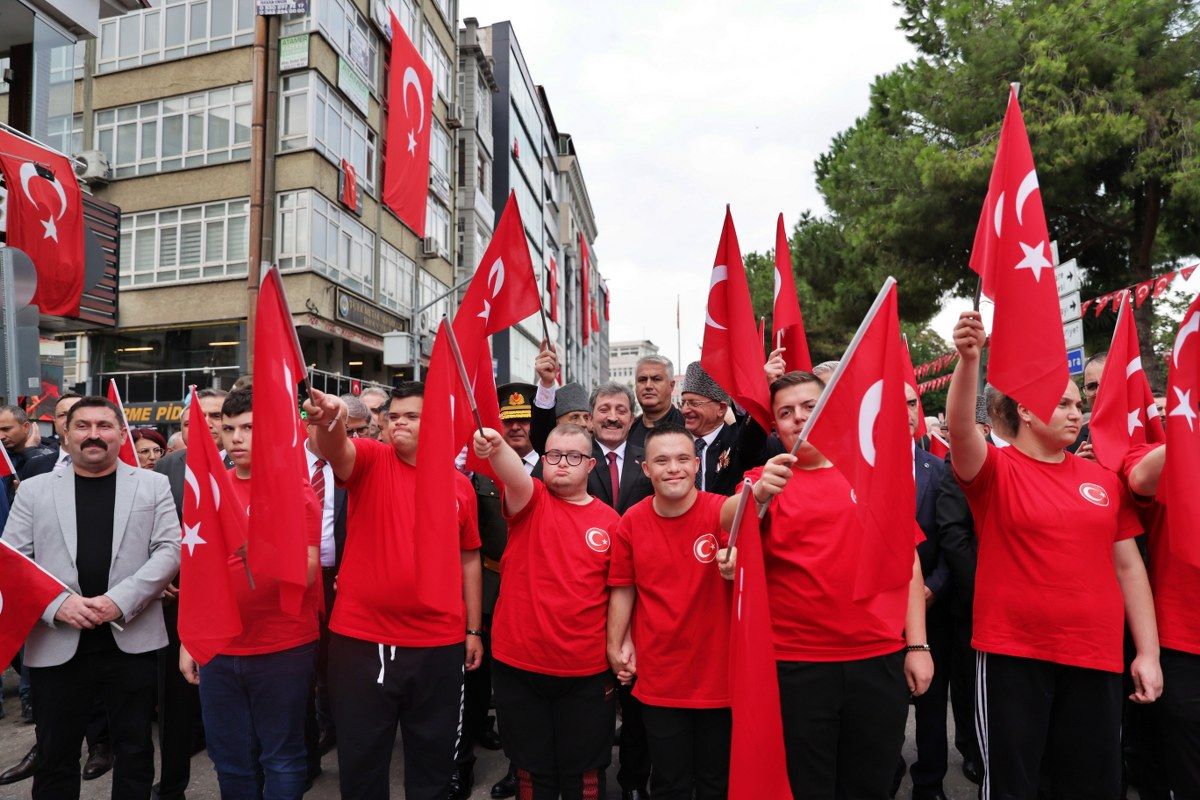  samsun haber: Samsun'da 1919 metrelik Türk bayrağıyla Cumhuriyet yürüyüşü