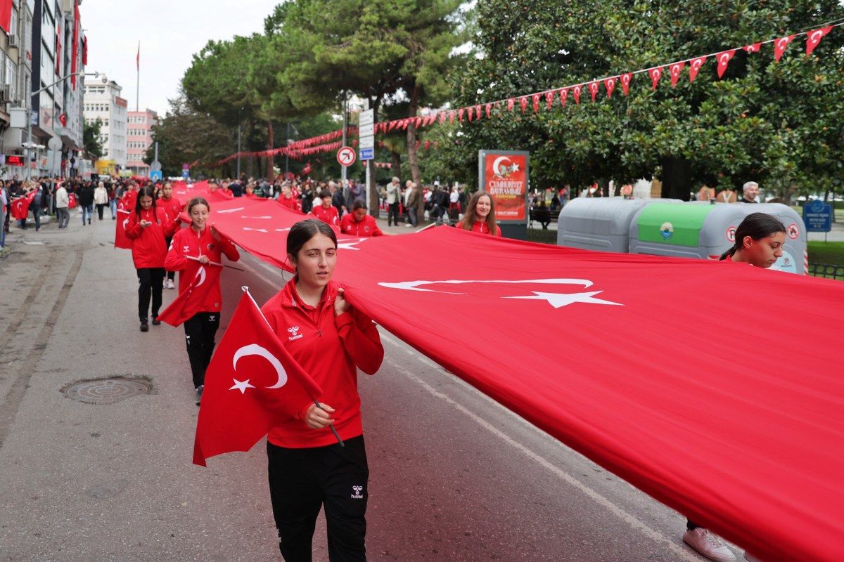  samsun haber: Samsun'da 1919 metrelik Türk bayrağıyla Cumhuriyet yürüyüşü