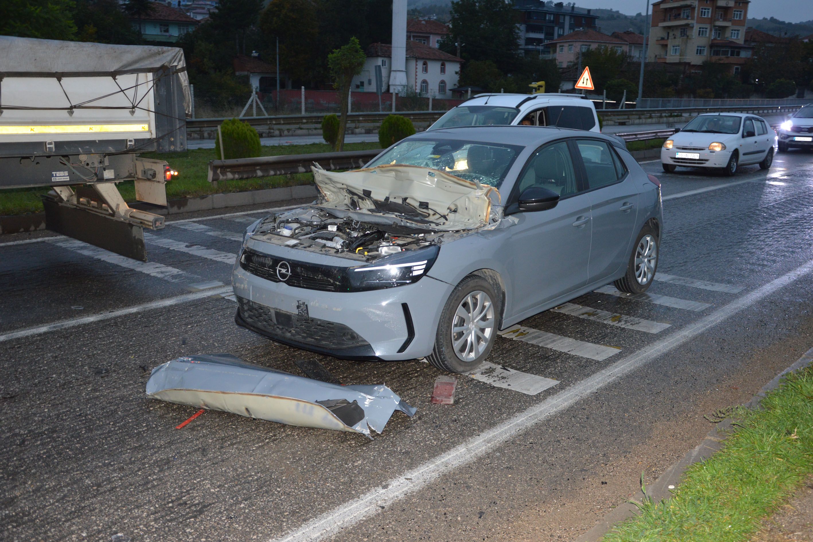 Samsun haber: Ankara-Samsun yolunda feci kaza! Otomobil tırla çarpıştı