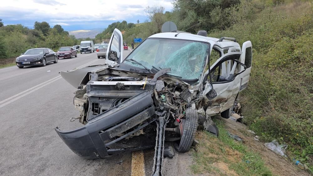 SAMSUN HABER Vezirköprü’de feci kaza: 1’i ağır 2 yaralı