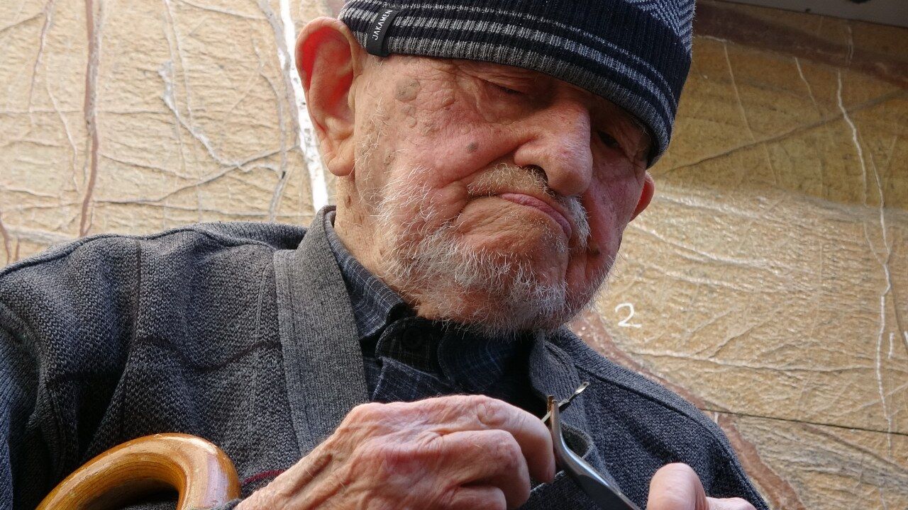 Samsun'un 97 yaşındaki şemsiye ustası yeniden tezgah başında