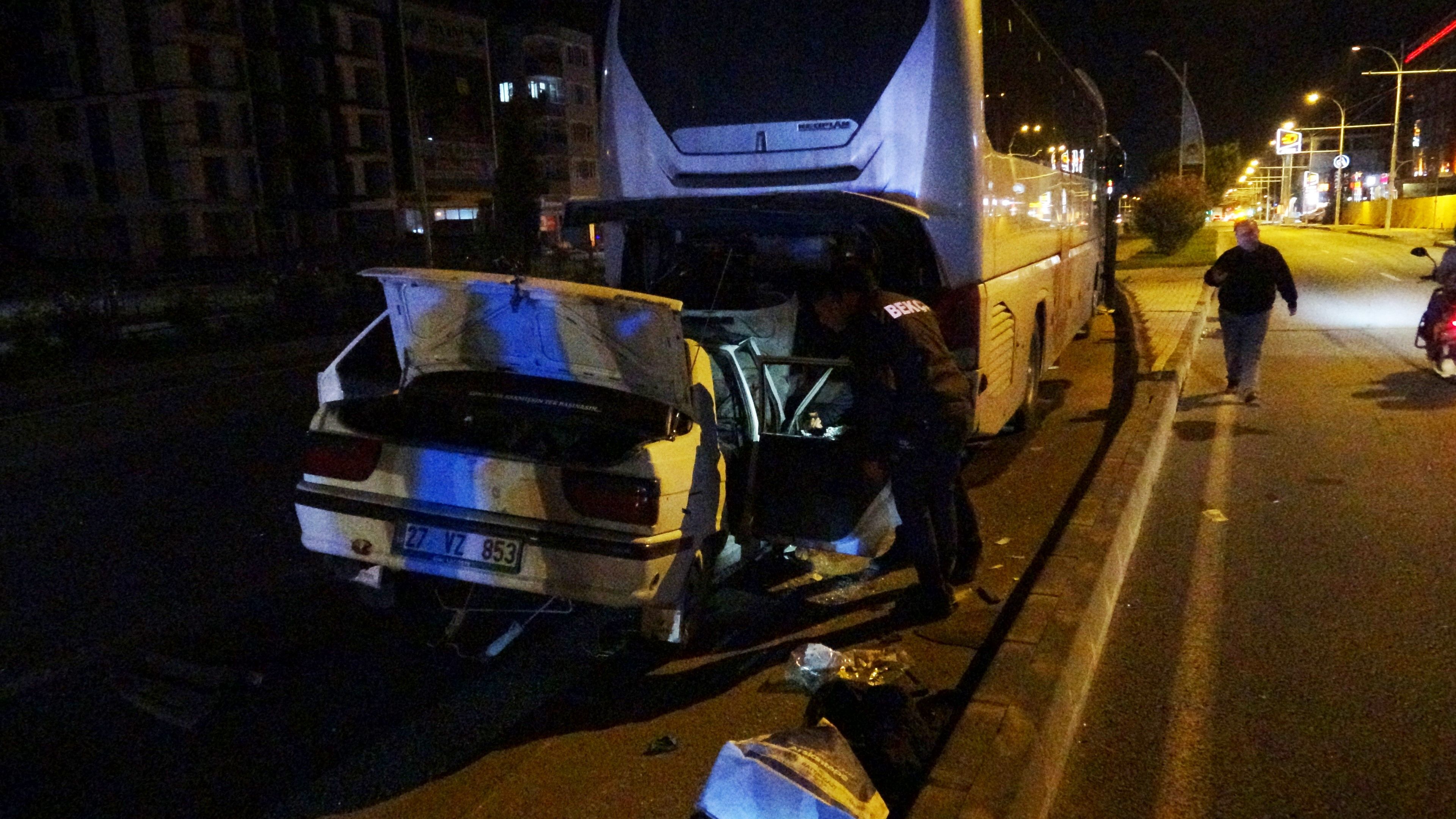 Samsun haber: Samsun yolunda korkutan kaza! Otomobil otobüsün altına girdi