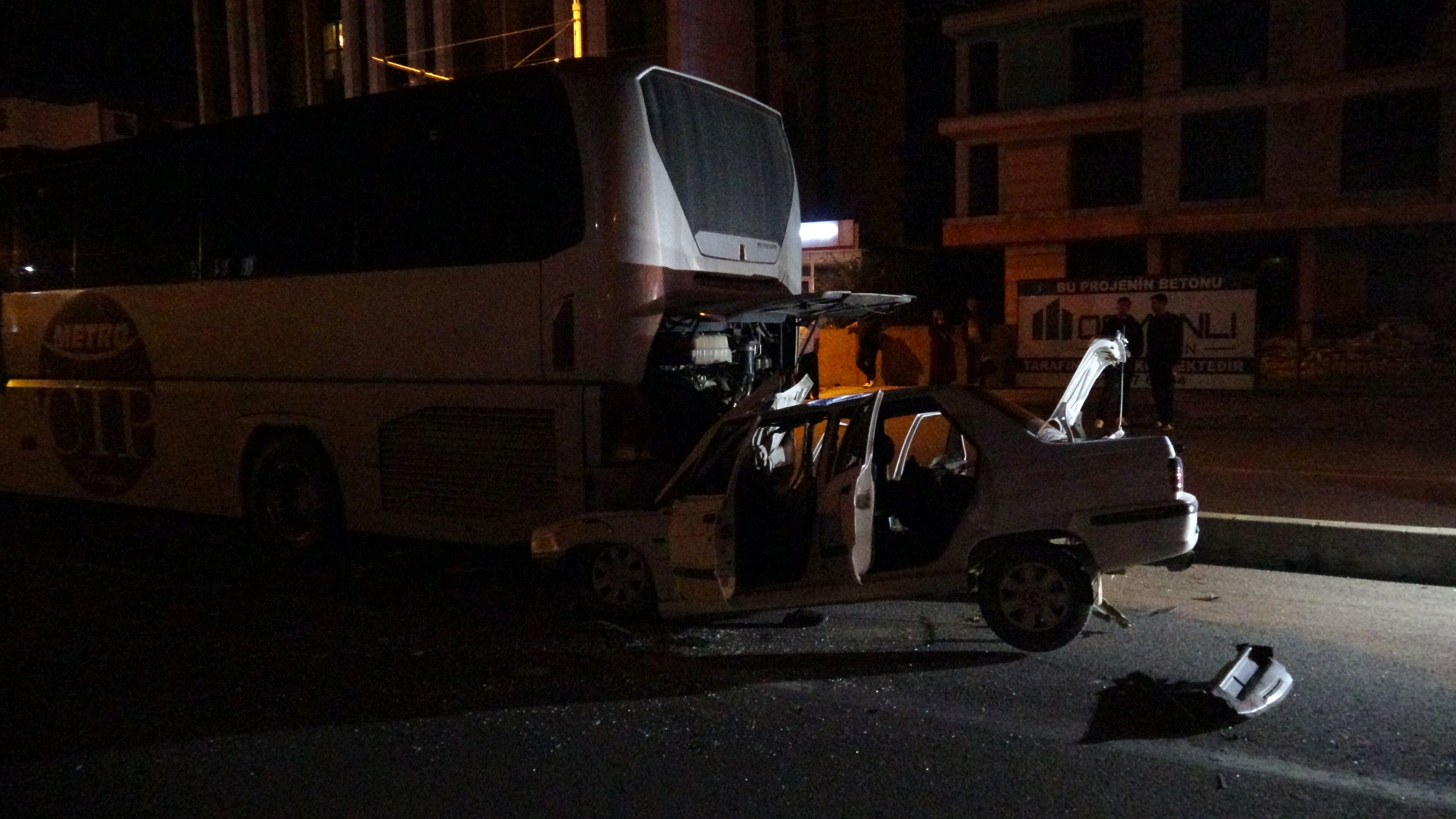 Samsun haber: Samsun yolunda korkutan kaza! Otomobil otobüsün altına girdi
